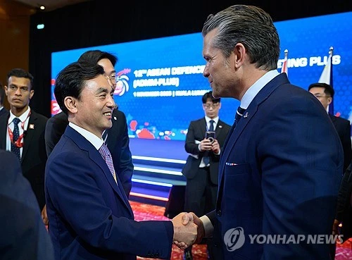 Bộ trưởng quốc phòng Mỹ ông Hegseth hàn quốc.JPG