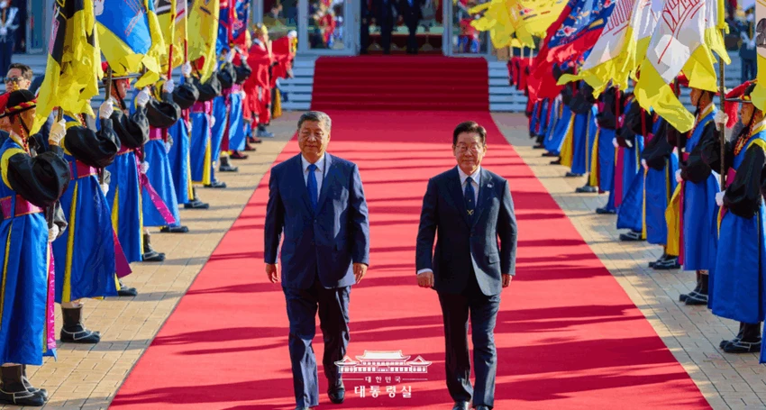Chủ tịch Trung Quốc Tập Cận Bình (trái) và Tổng thống Hàn Quốc Lee Jae-myung trước cuộc hội đàm bên lề Hội nghị Cấp cao APEC 2025. Ảnh: Văn phòng Tổng thống Hàn Quốc