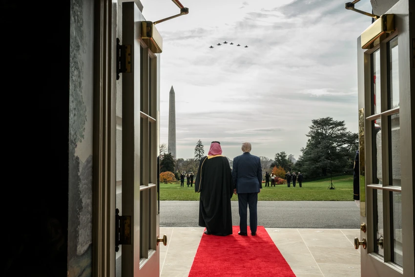 Tổng thống Trump và Thái tử Mohammed xem màn trình diễn không quân tại Nhà Trắng. Ảnh: WHITE HOUSE