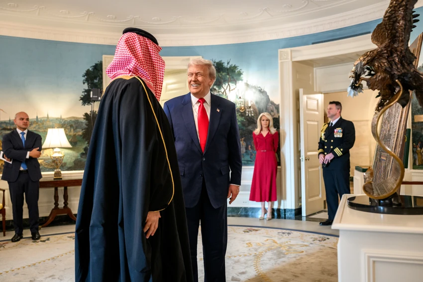 Tổng thống Trump dẫn Thái tử Mohammed tham quan Nhà Trắng. Ảnh: WHITE HOUSE