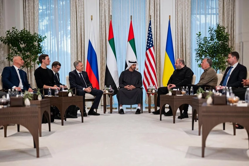 Tổng thống UAE Sheikh Mohamed bin Zayed al-Nahyan (giữa) trao đổi với trưởng các phái đoàn tham dự cuộc đàm phán 3 bên giữa Mỹ, Nga và Ukraine do UAE đăng cai, tại Cung điện Al Shati ở Abu Dhabi, ngày 23-1. Ảnh: Phủ Tổng thống UAE/AFP