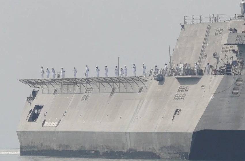 Ảnh: Tàu chiến Mỹ USS Cincinnati cập cảng Căn cứ Hải quân Ream của Campuchia