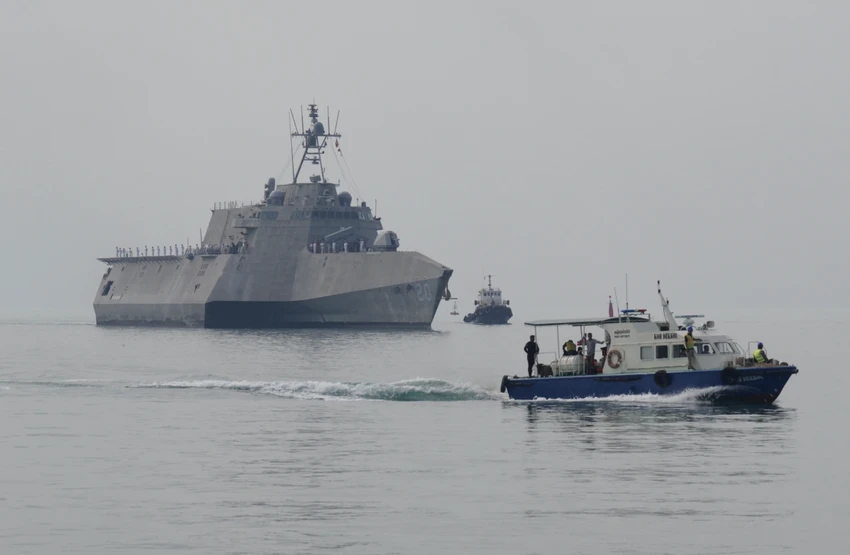 Tàu chiến Mỹ USS Cincinnati cập cảng Căn cứ Hải quân Ream của Campuchia.png