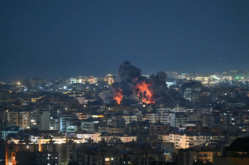 Hiện trường một vụ không kích của Israel nhắm vào văn phòng đài truyền hình Al-Manar có liên hệ với lực lượng Hezbollah tại thủ đô Beirut (Lebanon) ngày 3-3. Ảnh: AFP