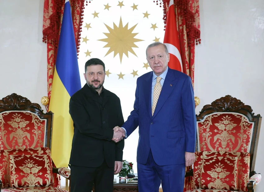 Tổng thống Ukraine - ông Volodymyr Zelensky (trái) và Tổng thống Thổ Nhĩ Kỳ Recep Tayyip Erdogan tại Istanbul vào ngày 4-4. Ảnh: TUR Presidency