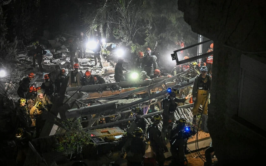 Lực lượng cứu hộ tìm kiếm tại hiện trường một tòa nhà dân cư ở Haifa bị trúng tên lửa Iran, tối 5-4. Ảnh: Flash90