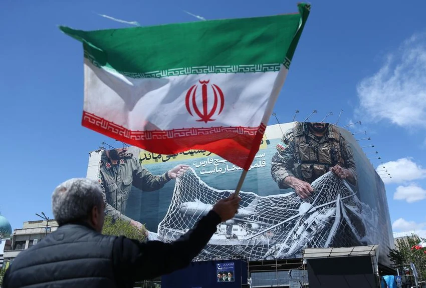 Một người đàn ông tại một cuộc tuần hành tại thủ đô Tehran (Iran) ngày 8-4. Ảnh: TÂN HOA XÃ