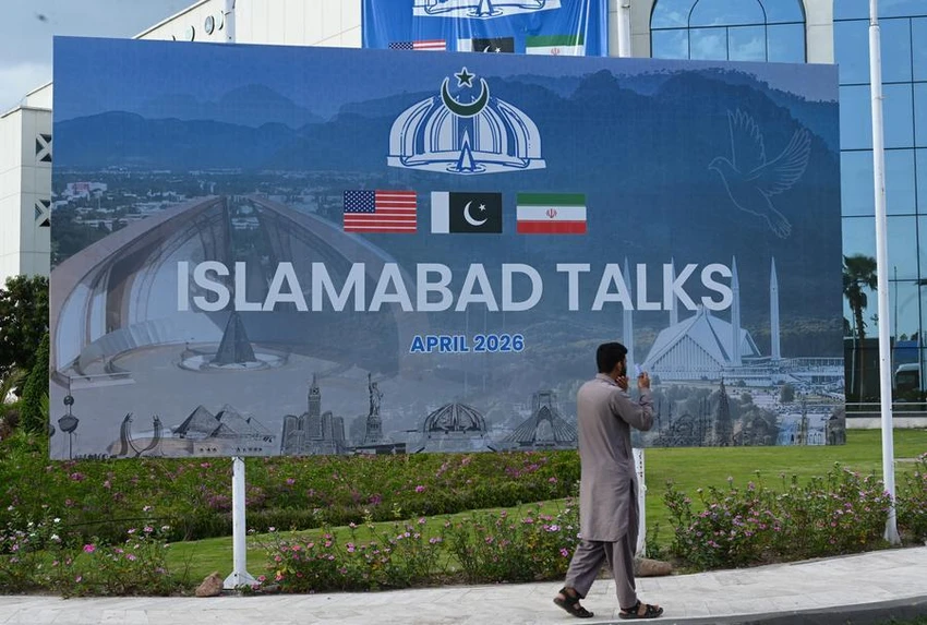 Bảng quảng cáo về các cuộc đàm phán Mỹ - Iran được dựng tại thủ đô Islamabad (Pakistan) ngày 11-4. Ảnh: Tân Hoa xã