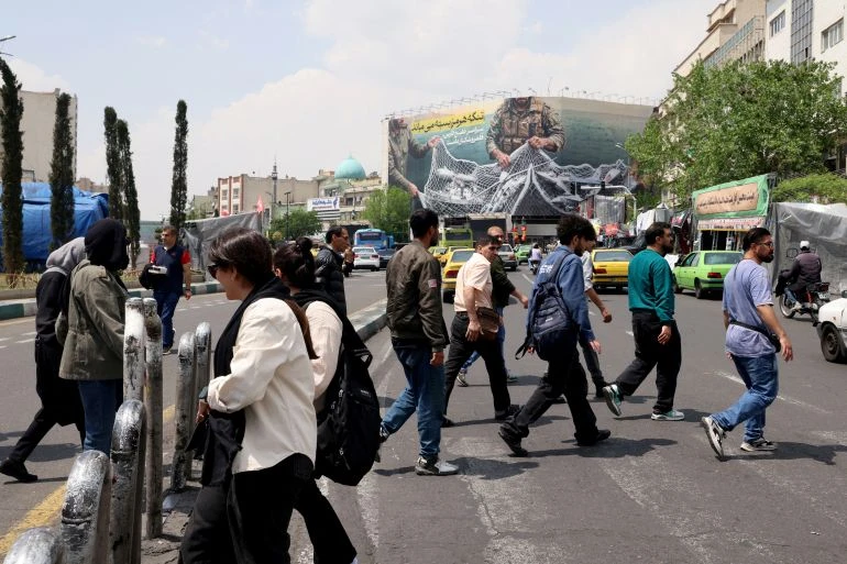 Một bảng quảng cáo tại Quảng trường Cách mạng (Enghelab Square) ở Tehran ghi dòng chữ: “Eo biển Hormuz vẫn đóng cửa”. Ảnh: Atta Kenare/AFP