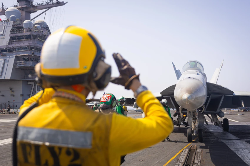 Các thủy thủ tiến hành hoạt động bay trên tàu sân bay USS Gerald R. Ford (CVN-78) tại Biển Đỏ ngày 19-4. Ảnh: CENTCOM