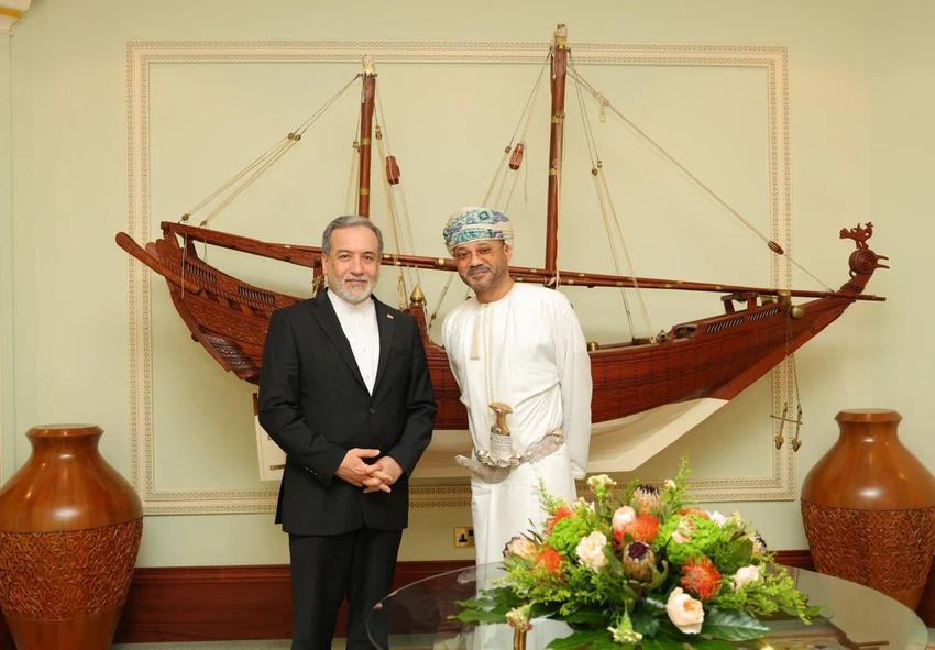 Ngoại trưởng Oman - ông Badr Albusaidi (trái) và người đồng cấp Iran Abbas Araghchi. Ảnh: X