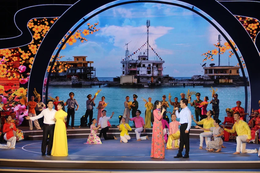 an-tuong-chuong-trinh-nghe-thuat-don-ca-tai-tu-nam-bo-di-san-toa-sang-5.JPG