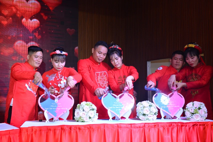 Các cặp đôi hạnh phúc khi được LĐLĐ quận Bình Tân phối hợp Quận Đoàn, Hội Liên hiệp Phụ nữ, Hội Liên hiệp Thanh niên quận Bình Tân tổ chức chương trình Lễ cưới tập thể năm 2024.