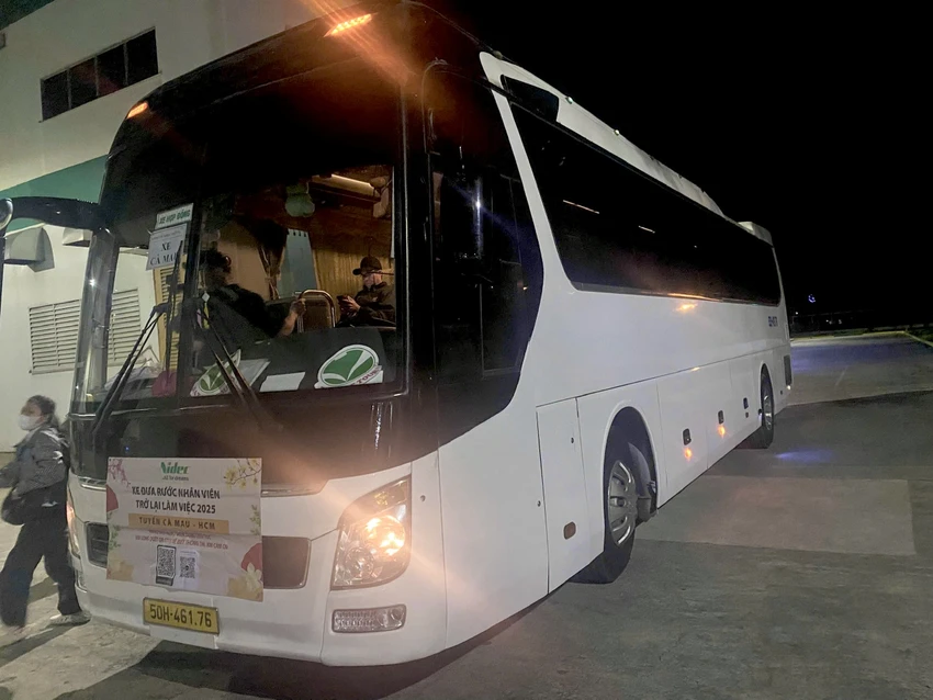 Để đảm bảo người lao động trở lại làm việc sau Tết, nhiều công ty đã hỗ trợ vé xe về quê và bố trí xe đưa công nhân quay lại TP.HCM.