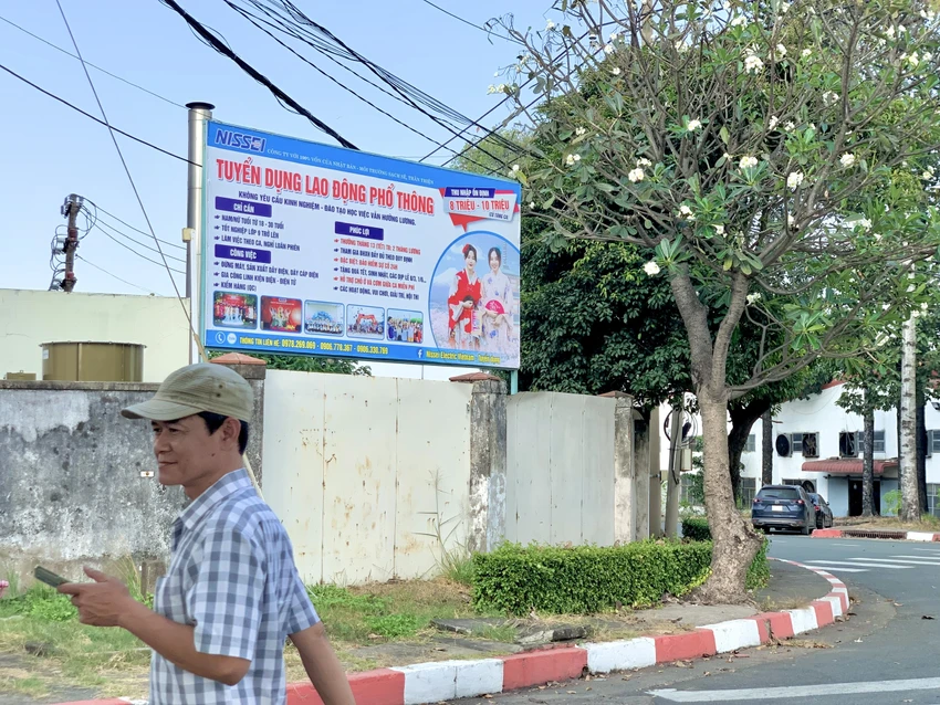 Doanh nghiệp treo bảng tuyển dụng người lao động sau Tết Nguyên đán 2025.