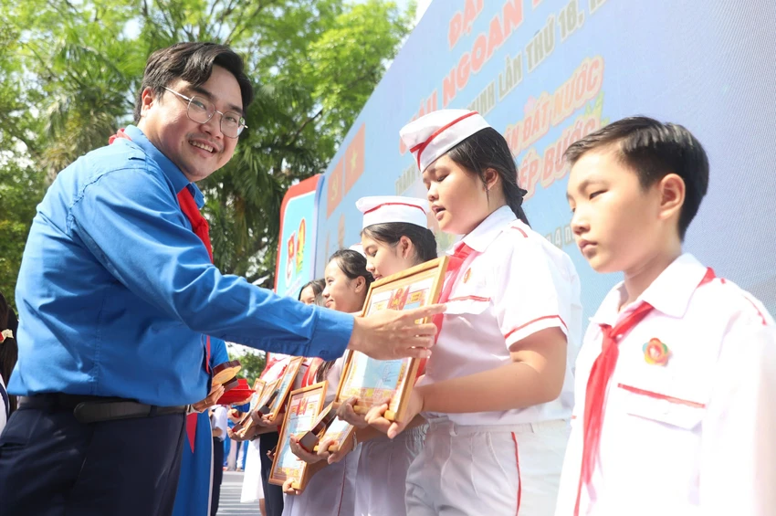Cháu ngoan Bác Hồ 2.jpg