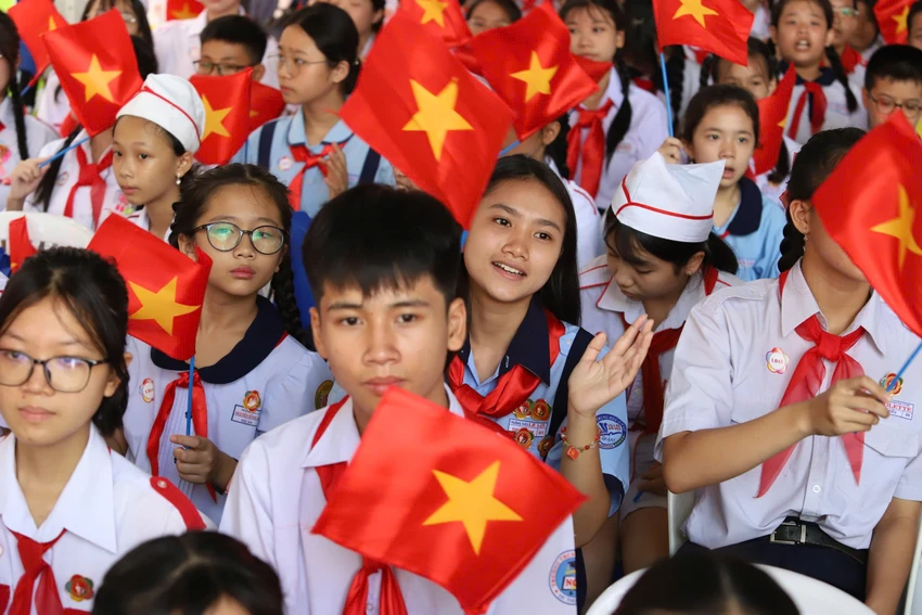 Cháu ngoan Bác Hồ 4.jpg