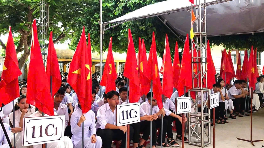 Sáng 5-9, cùng với học sinh cả nước, hơn 1.000 em học sinh các cấp tại đặc khu Lý Sơn (tỉnh Quảng Ngãi) đã bước vào năm học 2025-2026. Ảnh: NGUYỄN YÊN