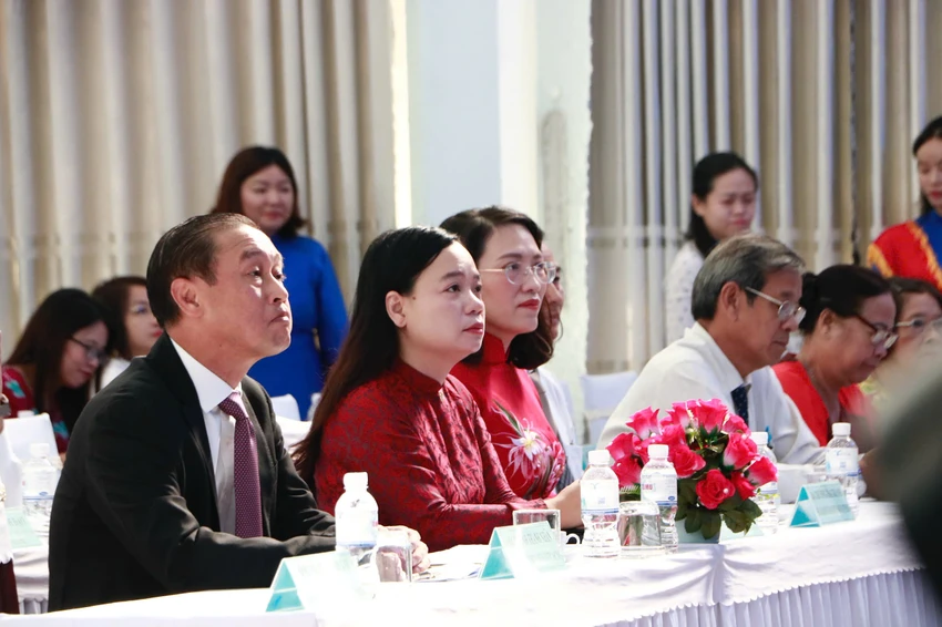 Ông Huỳnh Thanh Nhân, Phó Chủ tịch HĐND TP.HCM cùng bà Trương Hải Thanh, Phó Giám đốc Sở GD&amp;ĐT TP.HCM dự lễ khai giảng tại Trường Đại học Thủ Dầu Một. Ảnh: LÊ ÁNH