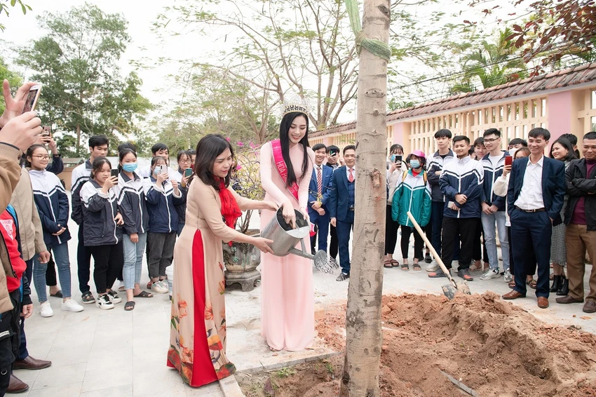 Hoa hậu Đỗ Thị Hà về quê thăm trường trao tặng 200 triệu đồng ảnh 3 Hoa hậu Đỗ Thị Hà về quê thăm trường trao tặng 200 triệu đồng ảnh 3