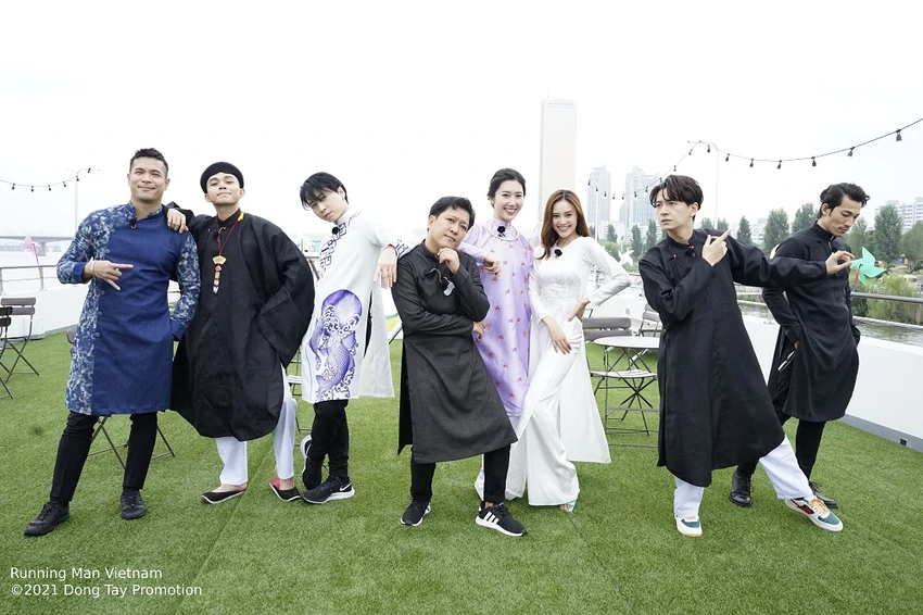 Dàn cast Running Man Vietnam diện áo dài ghi hình tại Hàn Quốc ảnh 1