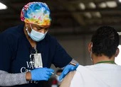 Chuyên gia lý giải&nbsp; chuyện tiêm&nbsp;vaccine vẫn nhiễm COVID-19