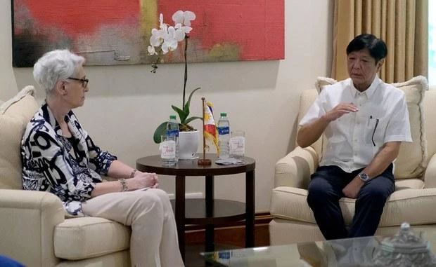 Thứ trưởng Ngoại giao Mỹ - bà Wendy Sherman (trái) – gặp Tổng thống đắc cử Philippines – ông Ferdinand Marcos Jr - hôm 9-6 tại Manila. Ảnh: AFP