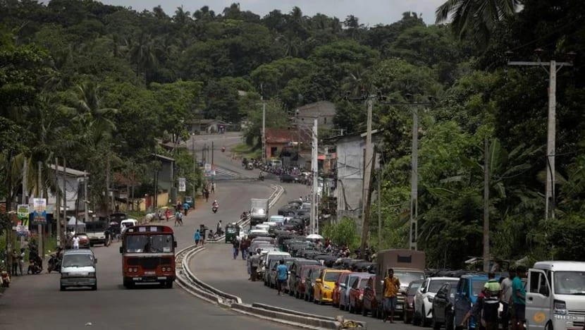 Sri Lanka: Nguồn dự trữ nhiên liệu sẽ chỉ còn đủ dùng trong khoảng 5 ngày. Ảnh: REUTERS Sri Lanka: Nguồn dự trữ nhiên liệu sẽ chỉ còn đủ dùng trong khoảng 5 ngày. Ảnh: REUTERS