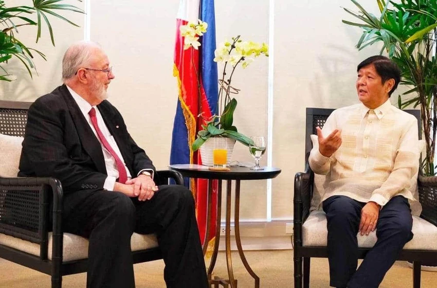 Đại sứ Úc tại Philippines – ông James Robinson (trái) và Tổng thống đắc cử Philippines – ông Ferdinand “Bongbong” Marcos Jr. Ảnh: MANILA BULLETIN Đại sứ Úc tại Philippines – ông James Robinson (trái) và Tổng thống đắc cử Philippines – ông Ferdinand “Bongbong” Marcos Jr. Ảnh: MANILA BULLETIN