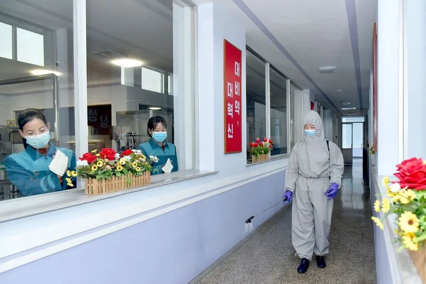 Nhân viên tại nhà máy nước khoáng Daesongsan ở Bình Nhưỡng khử trùng cơ sở nhằm phòng lây lan dịch COVID-19. Ảnh: AFP Nhân viên tại nhà máy nước khoáng Daesongsan ở Bình Nhưỡng khử trùng cơ sở nhằm phòng lây lan dịch COVID-19. Ảnh: AFP