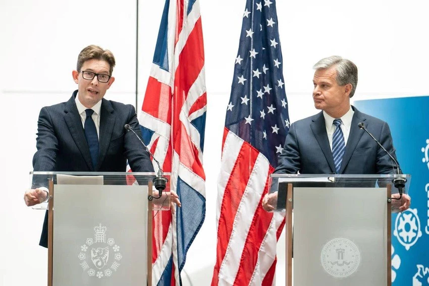 Giám đốc MI5 – ông Ken McCallum (trái) và Giám đốc FBI - ông Christopher Wray. Ảnh: DPA Giám đốc MI5 – ông Ken McCallum (trái) và Giám đốc FBI - ông Christopher Wray. Ảnh: DPA