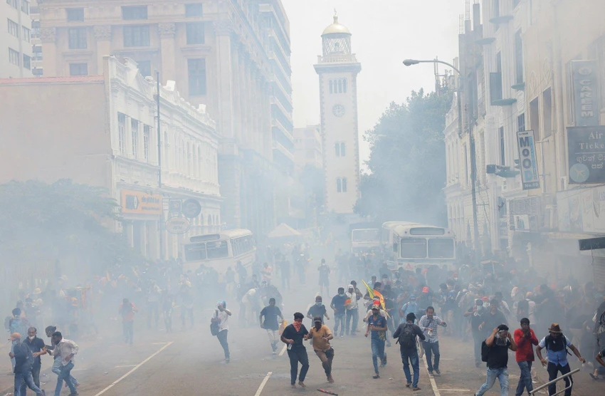 Người biểu tình ở thủ đô Colombo. Ảnh: REUTERS