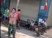 Dịch COVID-19: Yêu cầu một tiệm vàng ngưng phát cơm từ thiện