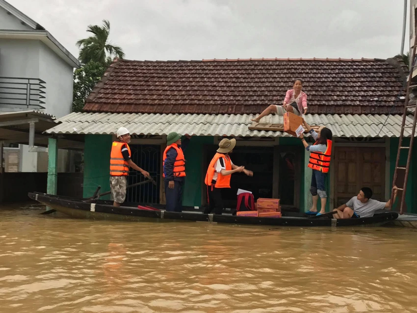 Hơn 1 tỉ đồng từ bạn đọc Pháp Luật TP.HCM hỗ trợ miền Trung ảnh 1 Hơn 1 tỉ đồng từ bạn đọc Pháp Luật TP.HCM hỗ trợ miền Trung ảnh 1