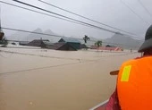 Quảng Bình: Cứu 20 người trên xe khách bị lũ cuốn trôi