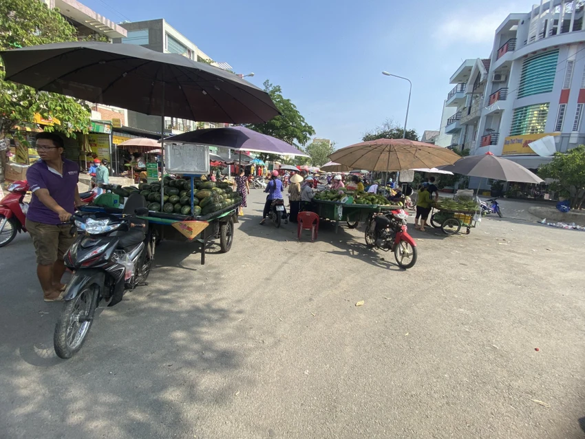 Chợ tự phát trước và sau khi dừng hoạt động để phòng dịch COVID-19 ảnh 3 Khu vực ngã ba này trước đây xuất hiện rất nhiều người buôn bán nhưng nay đã được địa phương dẹp bỏ. Ảnh: HỮU ĐĂNG 1