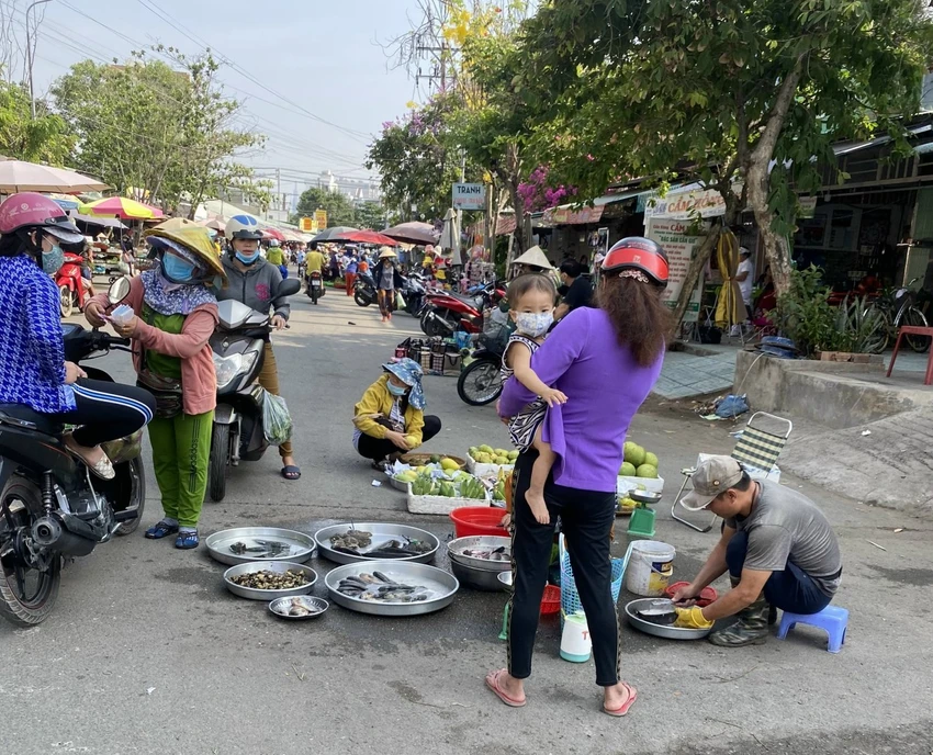 Chợ tự phát trước và sau khi dừng hoạt động để phòng dịch COVID-19 ảnh 5 Để đảm bảo thực hiện nghiêm Chỉ thị của TP thì UBND phường đã bố trị một tổ công tác chốt chặn tại đây để giám sát. Ảnh: HỮU ĐĂNG 1