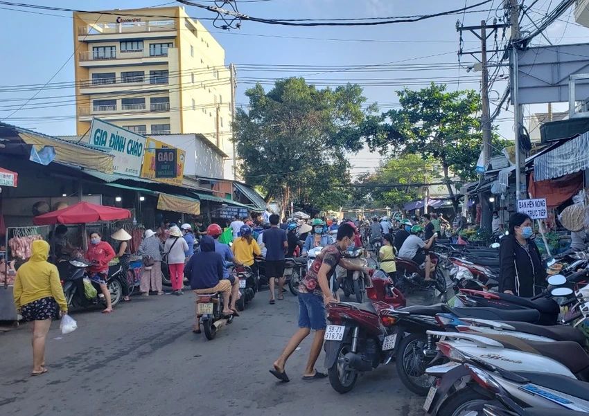 Chợ tự phát trước và sau khi dừng hoạt động để phòng dịch COVID-19 ảnh 1 Đoạn đầu đường vào chợ Phú Thuận trước đây là khu vực chợ tự phát. Tuy nhiên, sau khi có Chỉ thị của TP thì các tiểu thương tại đây đã chấp hành nghiêm túc. Ảnh: HỮU ĐĂNG 1