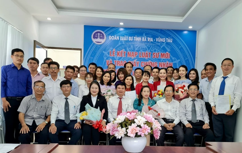 Ban Chủ nhiệm Đoàn luật sư tỉnh Bà Rịa – Vũng Tàu chụp ảnh kỷ niệm cùng các tân luật sư và người tập sự hành nghề luât sư. Ảnh: XT Ban Chủ nhiệm Đoàn luật sư tỉnh Bà Rịa – Vũng Tàu chụp ảnh kỷ niệm cùng các tân luật sư và người tập sự hành nghề luât sư. Ảnh: XT