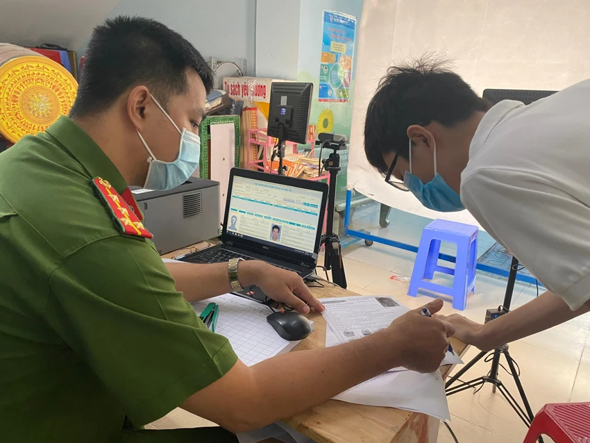 Nếu sử dụng CMND loại 12 số khi đổi sang thẻ CCCD sẽ được giữ nguyên số. Ảnh: HỮU ĐĂNG
