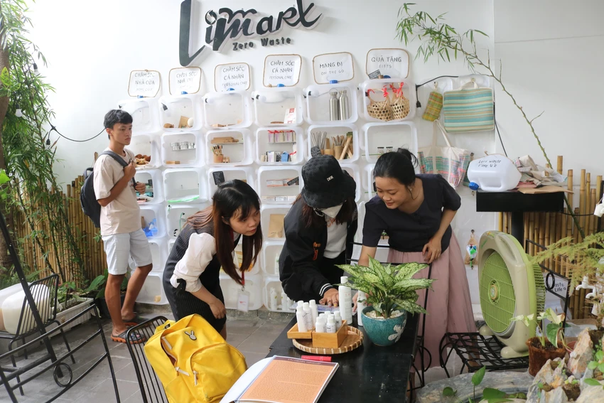 Chị Linh (trái) và chị Hằng, chủ cửa hàng (phải) giới thiệu những sản phẩm như dầu gội đầu, nước tẩy trang, sữa rửa mặt,…làm từ thiên nhiên của cửa hàng. Ảnh: NGỌC TRĂM Chị Linh (trái) và chị Hằng, chủ cửa hàng (phải) giới thiệu những sản phẩm như dầu gội đầu, nước tẩy trang, sữa rửa mặt,…làm từ thiên nhiên của cửa hàng. Ảnh: NGỌC TRĂM