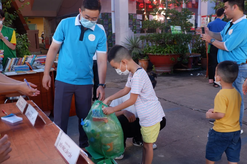 Nhiều loại rác khác nhau cũng được các bạn nhỏ hào hứng đem đến đổi lấy quà. Ảnh: NGỌC TRĂM Nhiều loại rác khác nhau cũng được các bạn nhỏ hào hứng đem đến đổi lấy quà. Ảnh: NGỌC TRĂM