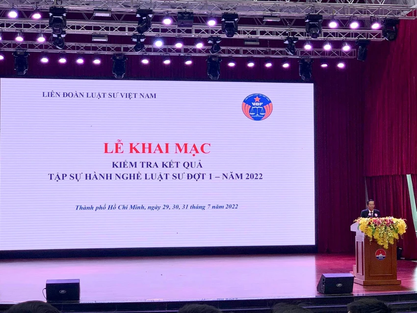LS Phan Trung Hoài, Phó Chủ tịch Liên đoàn LS Việt Nam phát biểu tại lễ khai mạc kỳ thi kiểm tra kết quả tập sự hành nghề LS đợt 1 năm 2022. Ảnh: HỒNG LINH LS Phan Trung Hoài, Phó Chủ tịch Liên đoàn LS Việt Nam phát biểu tại lễ khai mạc kỳ thi kiểm tra kết quả tập sự hành nghề LS đợt 1 năm 2022. Ảnh: HỒNG LINH