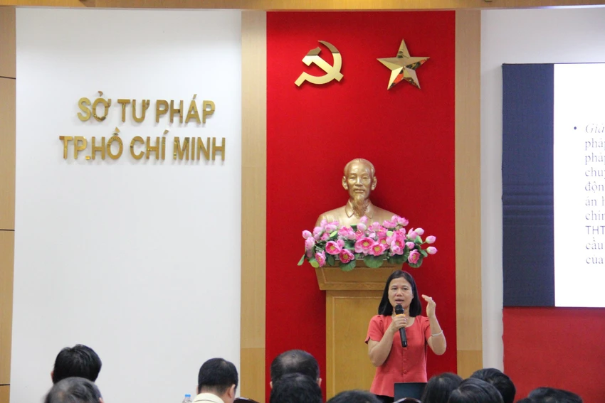 Bà Nguyễn Thị Thụy, Trưởng phòng Thanh tra-Bổ trợ tư pháp và Quản lý Giám định tư pháp, Cục Bổ trợ tư pháp (Bộ Tư pháp) chia sẻ những khó khăn, vướng mắc đang diễn ra. Ảnh: HỮU ĐĂNG Bà Nguyễn Thị Thụy, Trưởng phòng Thanh tra-Bổ trợ tư pháp và Quản lý Giám định tư pháp, Cục Bổ trợ tư pháp (Bộ Tư pháp) chia sẻ những khó khăn, vướng mắc đang diễn ra. Ảnh: HỮU ĐĂNG