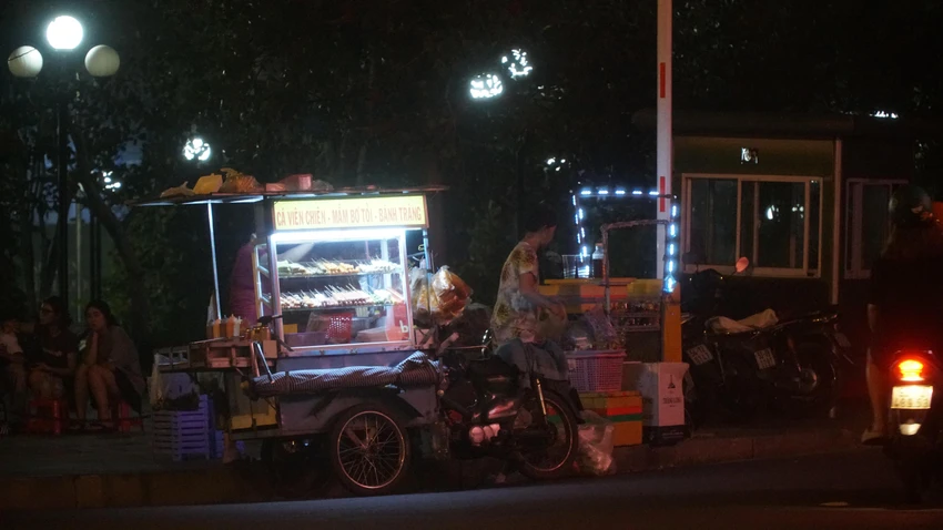 Từ chiều đến đêm tại khu vực công viên của KDC City Land tụ tập rất nhiều các xe đẩy cá viên chiên, xe nước. Ảnh: HỮU ĐĂNG Từ chiều đến đêm tại khu vực công viên của KDC City Land tụ tập rất nhiều các xe đẩy cá viên chiên, xe nước. Ảnh: HỮU ĐĂNG