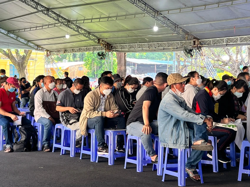 Dự kiến trong hai ngày 15 và 16-12 sẽ tiến hành xét hỏi bị hại trong 26 dự án với tổng cộng 1.483 người. Ảnh: HỮU ĐĂNG Dự kiến trong hai ngày 15 và 16-12 sẽ tiến hành xét hỏi bị hại trong 26 dự án với tổng cộng 1.483 người. Ảnh: HỮU ĐĂNG