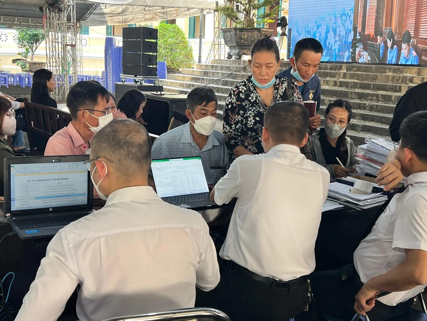 Nhiều bị hại sau khi được xét hỏi đến bàn thư ký để cập nhật thông tin. Ảnh: HỮU ĐĂNG Nhiều bị hại sau khi được xét hỏi đến bàn thư ký để cập nhật thông tin. Ảnh: HỮU ĐĂNG