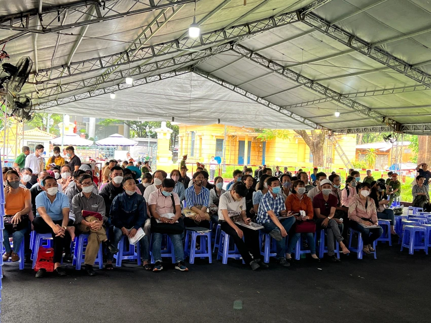 Trong những ngày xét xử vụ án Alibaba có rất nhiều bị hại đã đến tham dự phiên toà. Ảnh: HỮU ĐĂNG Trong những ngày xét xử vụ án Alibaba có rất nhiều bị hại đã đến tham dự phiên toà. Ảnh: HỮU ĐĂNG