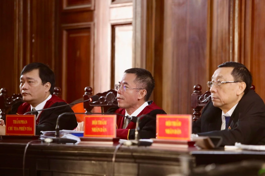 HĐXX trong vụ án xét xử Nguyễn Thái Luyện. Ảnh: NGUYỆT NHI