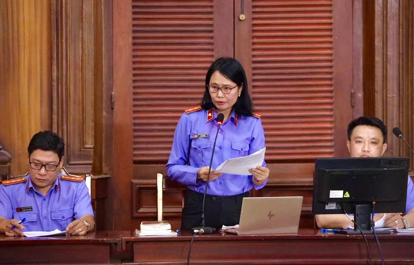 Đại diện VKS bắt đầu phần luận tội sáng 19-12. Ảnh: NGUYỆT NHI Đại diện VKS bắt đầu phần luận tội sáng 19-12. Ảnh: NGUYỆT NHI